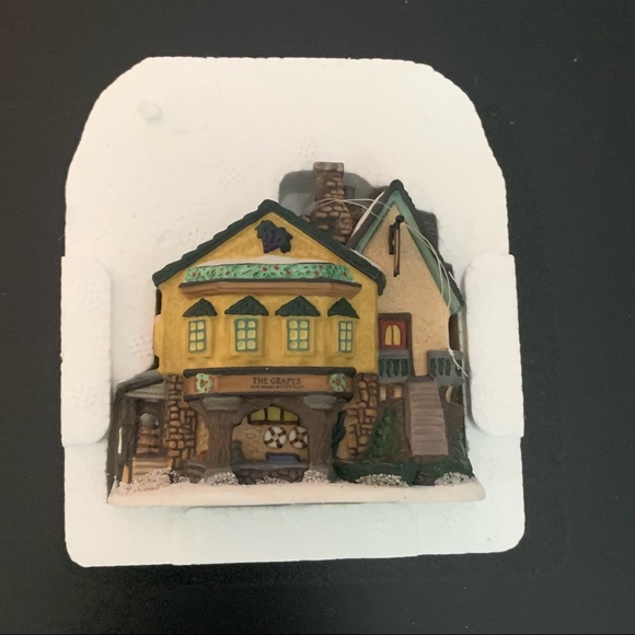 Department 56 Dickens Heritage The Grapes Inn 1996 Collector’s Edition Ornament - Picture 16 of 16